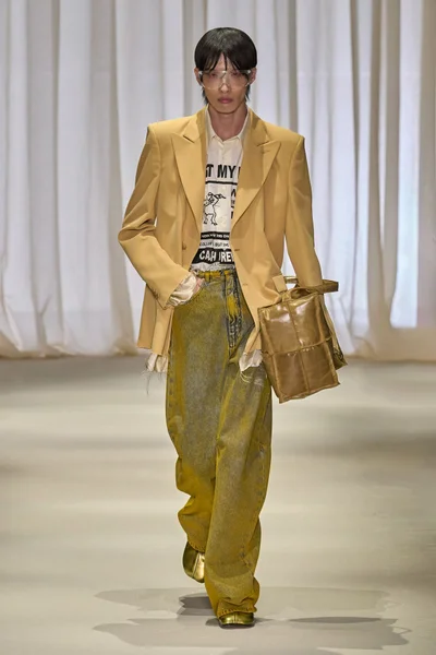 Look 15
